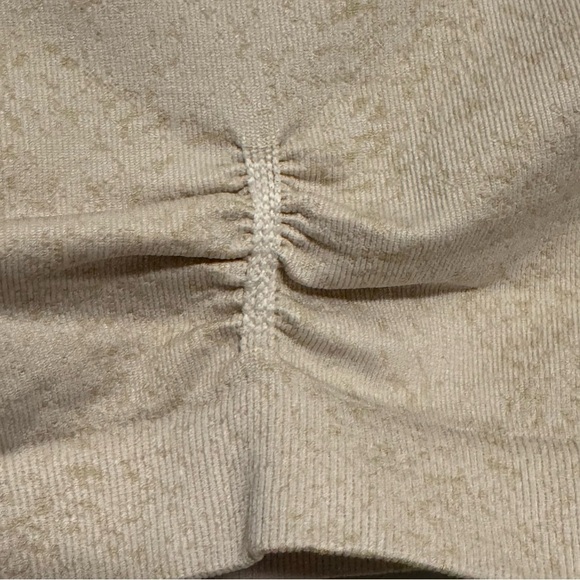 Women's Gymshark Cream Long Sleeve Cropped Workout Top - Picture 5 of 9